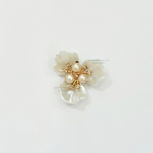 White Big Pearl Three Leaf Flower